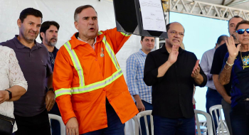 Prefeito Sandro Mabel assina contrato da Nova Comurg